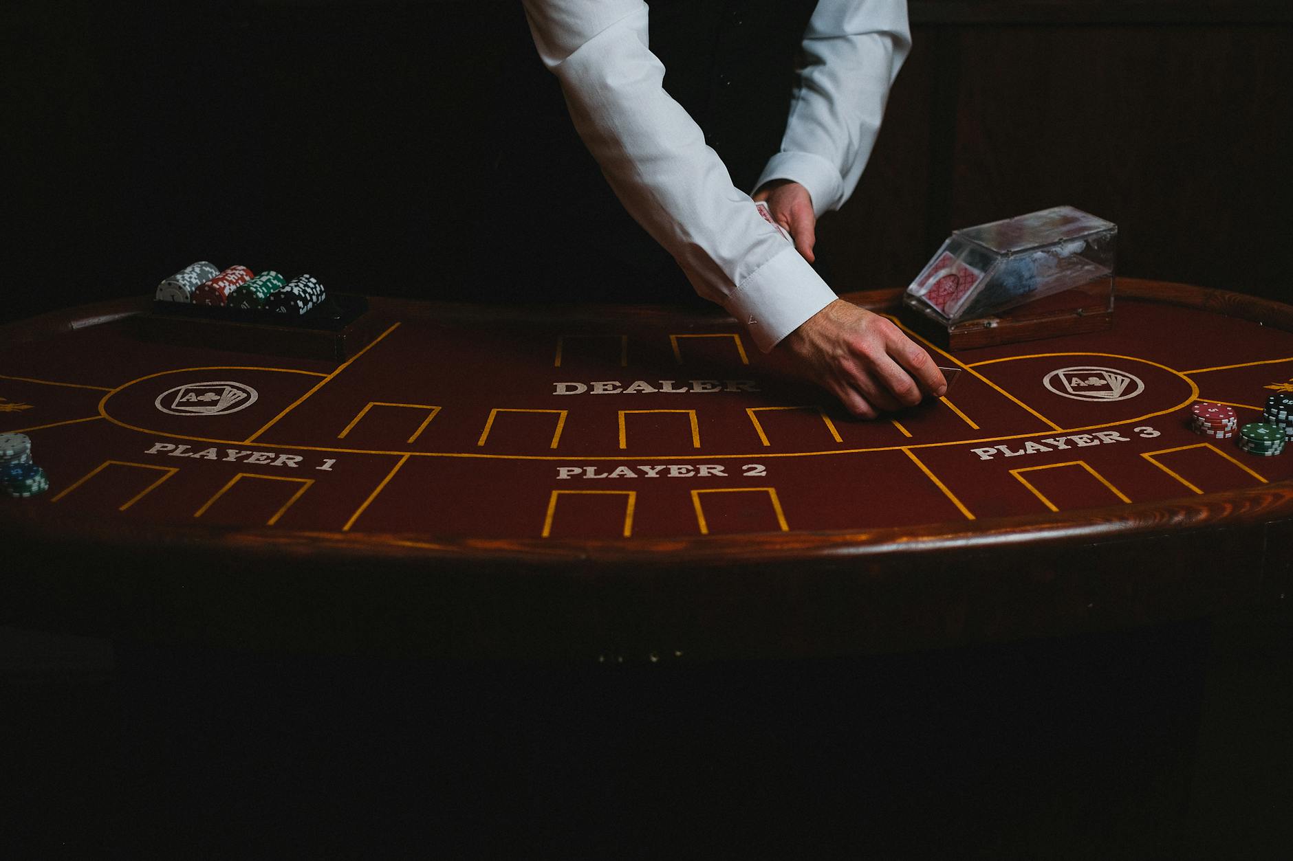 Người chơi đang cộng điểm Blackjack trên bàn cược