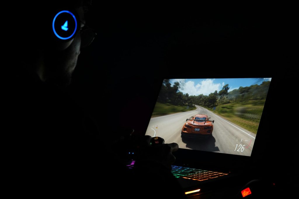 Người chơi phân tích thống kê trận e-sport trên máy tính trước khi đặt cược