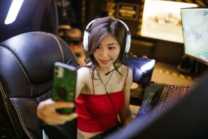 Người chơi quan sát đàn cá trong game bắn cá trực tuyến