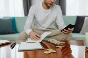 Người chơi ghi kế hoạch ngân sách trước khi tham gia nổ hũ