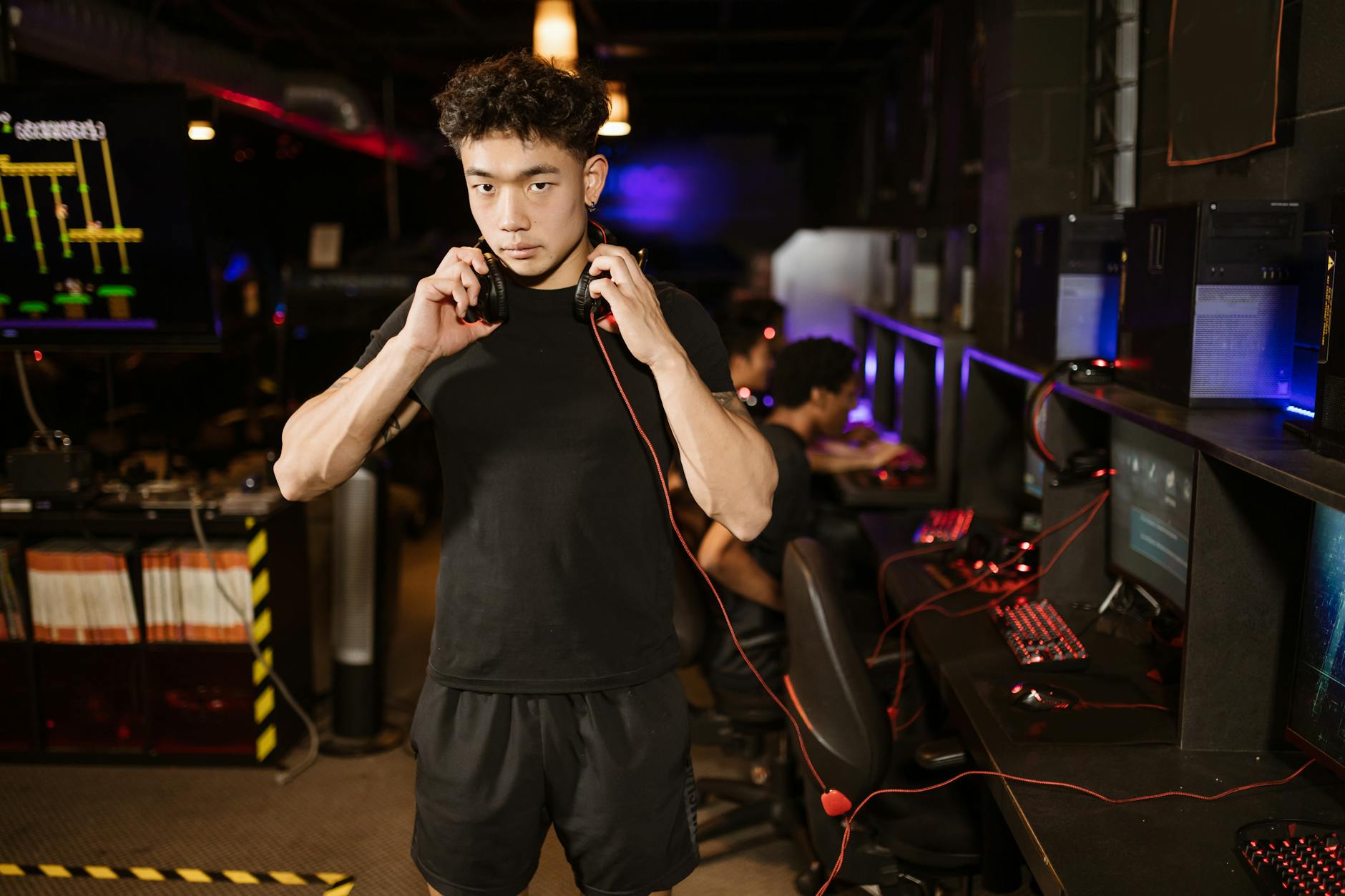 Các tuyển thủ CS2 thi đấu trên sân khấu tại một giải e-sport chuyên nghiệp