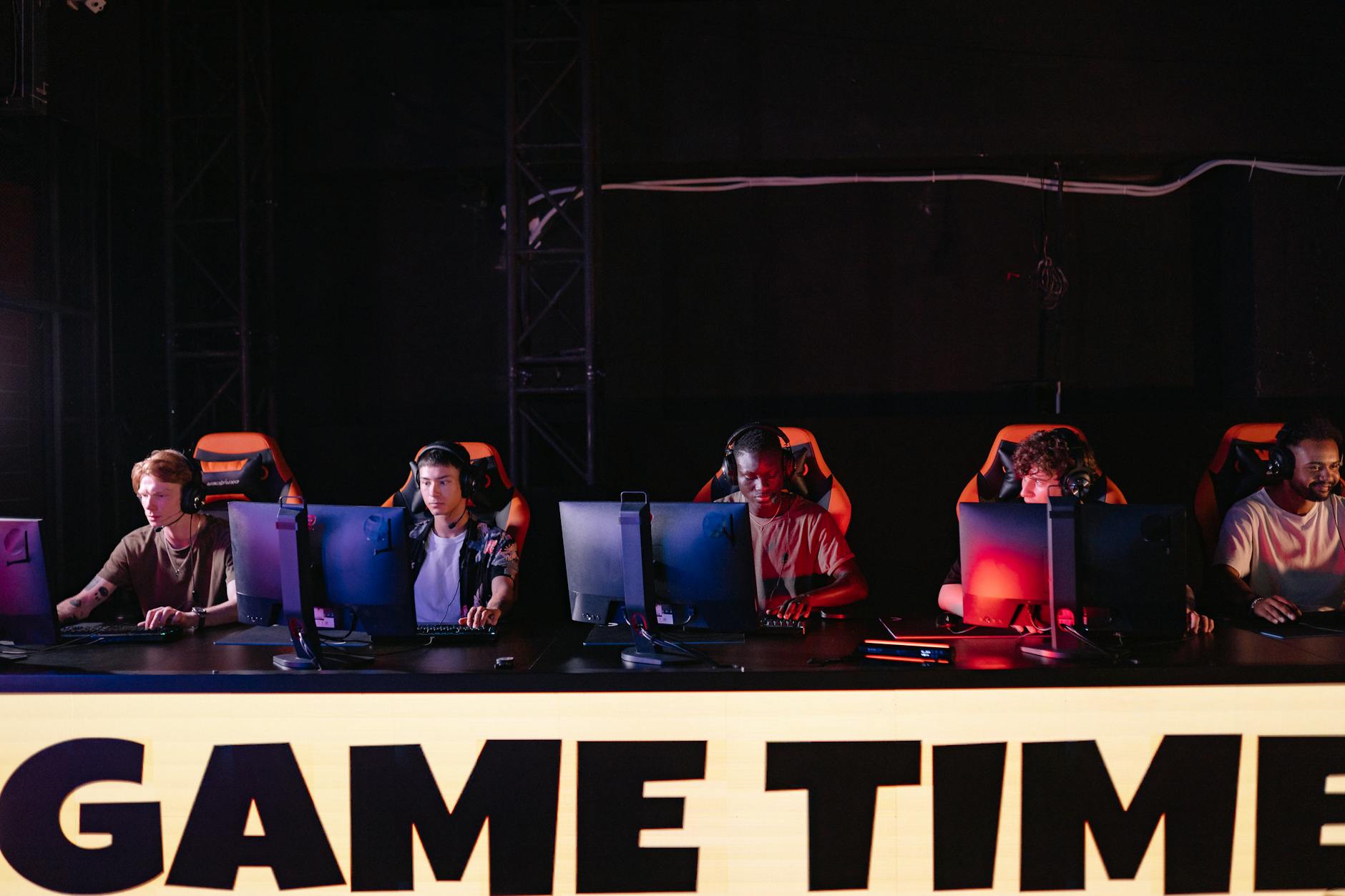 Tuyển thủ thi đấu esport trên sân khấu với hệ thống máy tính và ánh sáng giải đấu