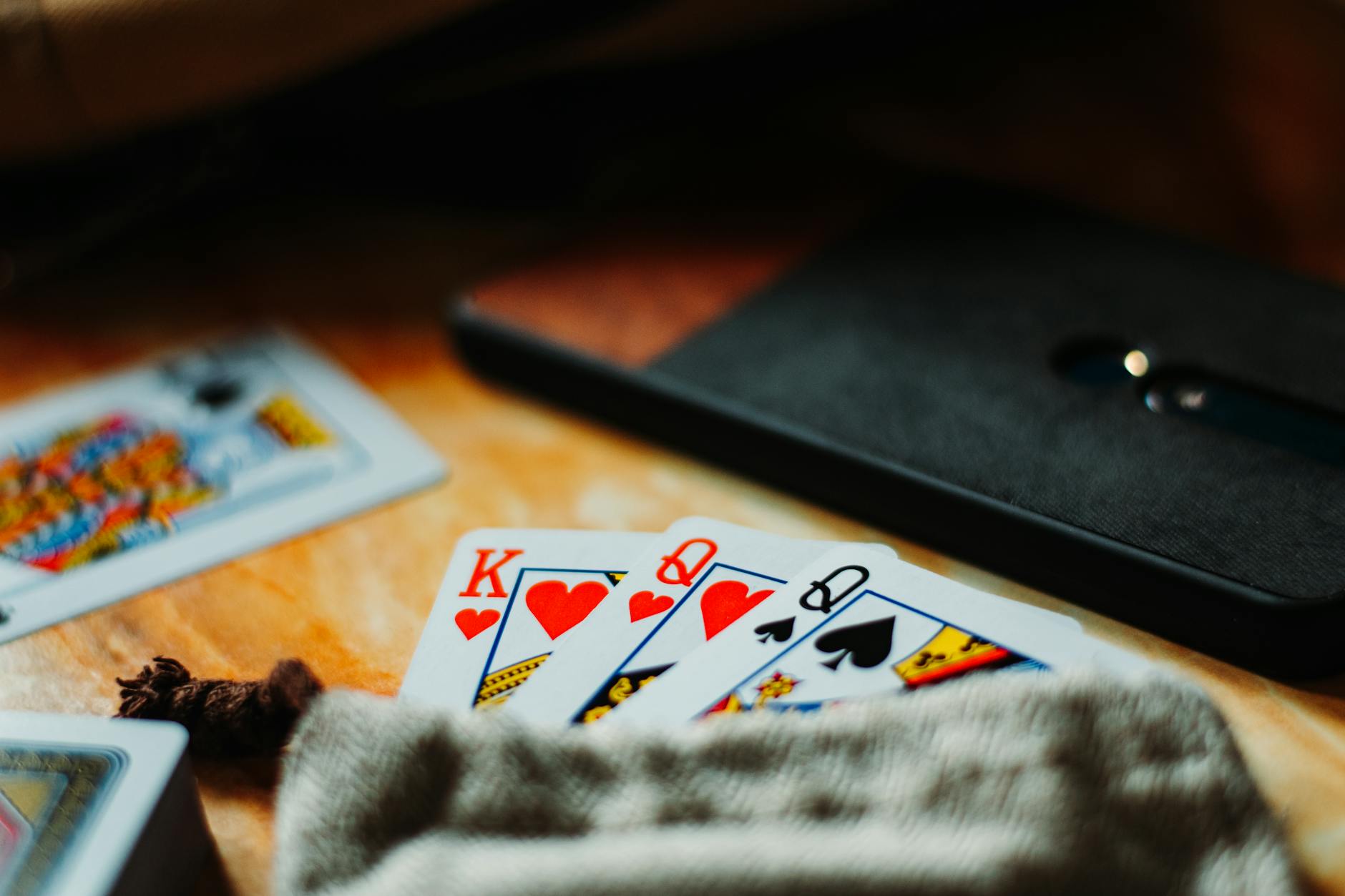 Người chơi theo dõi ngân sách khi tham gia game bài trực tuyến