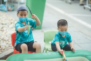 Giao diện bắn cá với đàn cá nhỏ di chuyển theo cụm để minh họa cách chọn mục tiêu dễ bắn